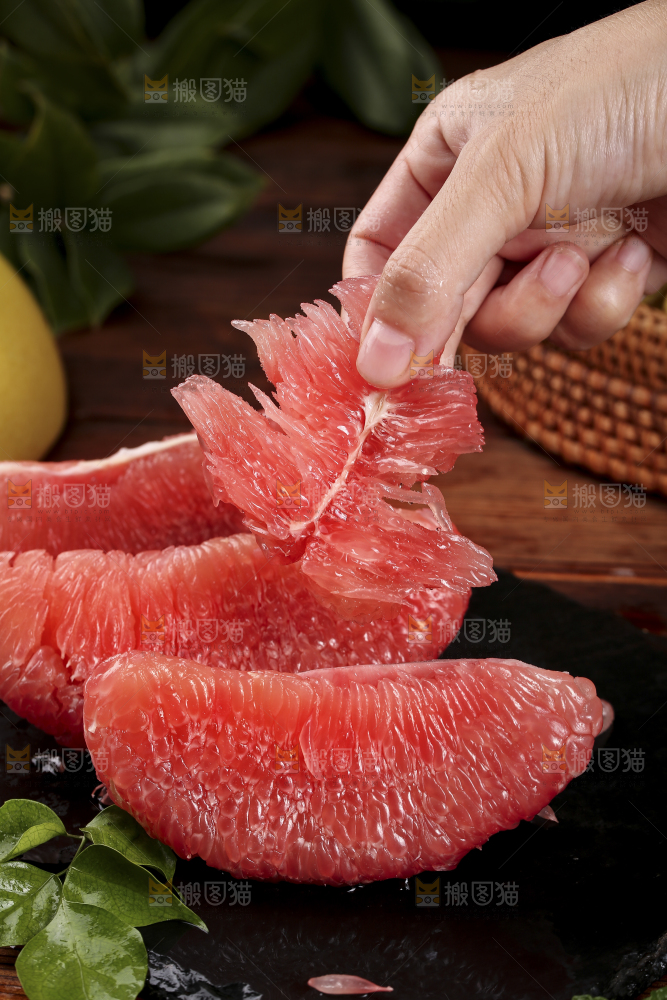 手里拿着红柚