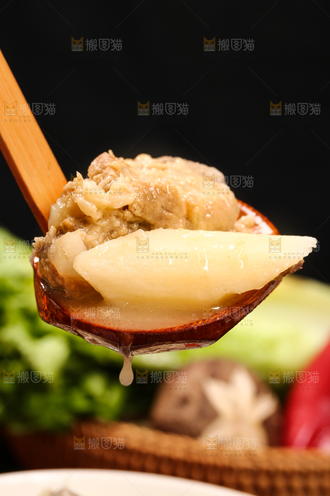 勺子上舀着排骨山药汤