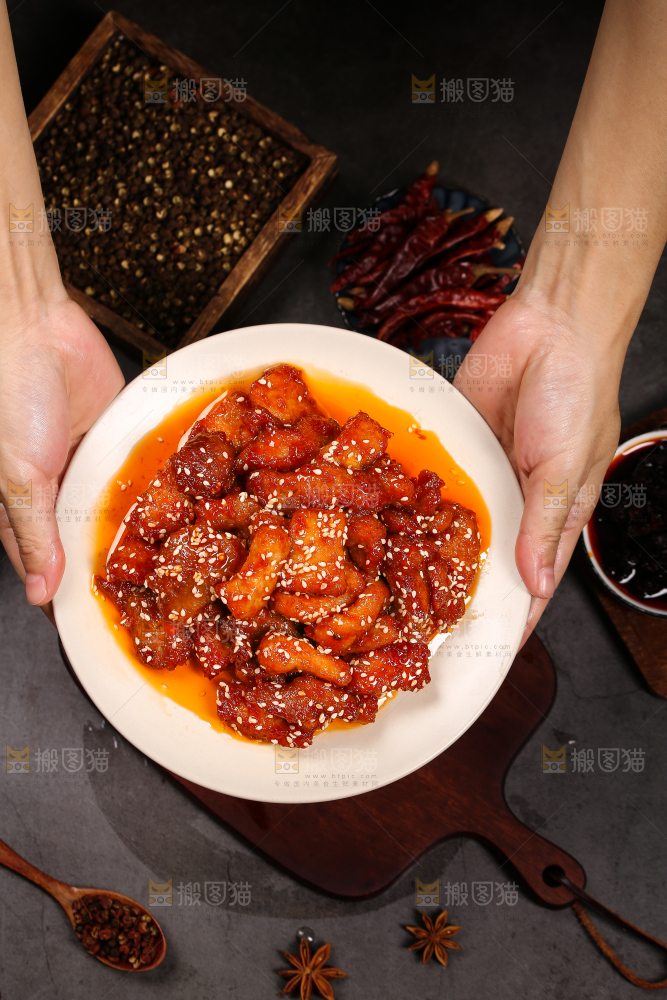 手上端着一盘糖醋里脊