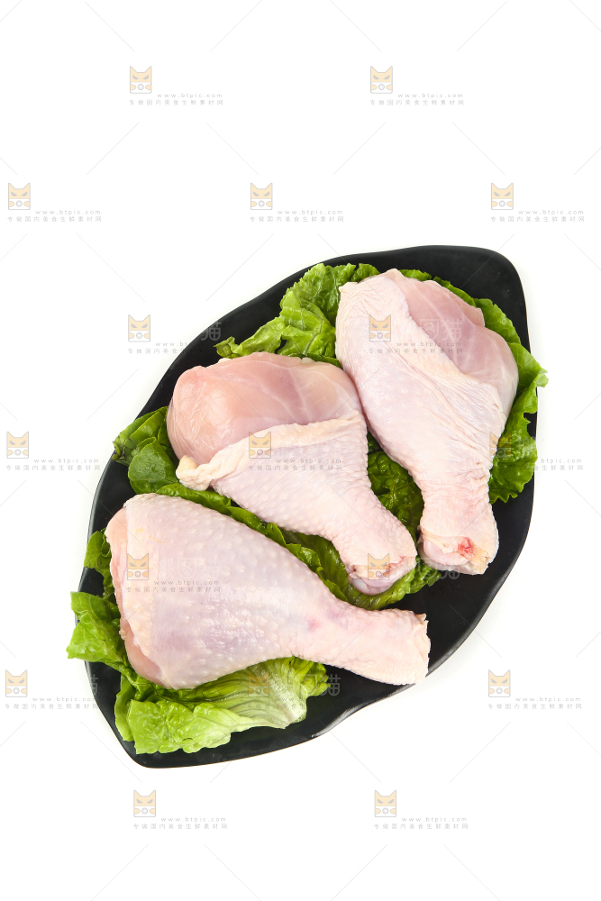 白底上摆放着一盘鸡腿