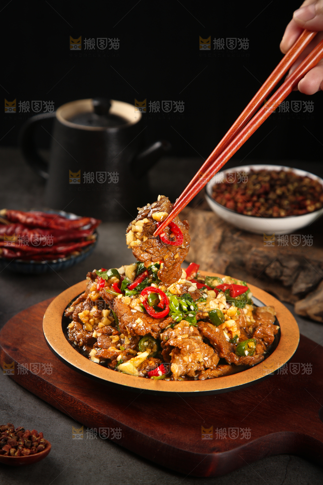 筷子上夹着牛肉