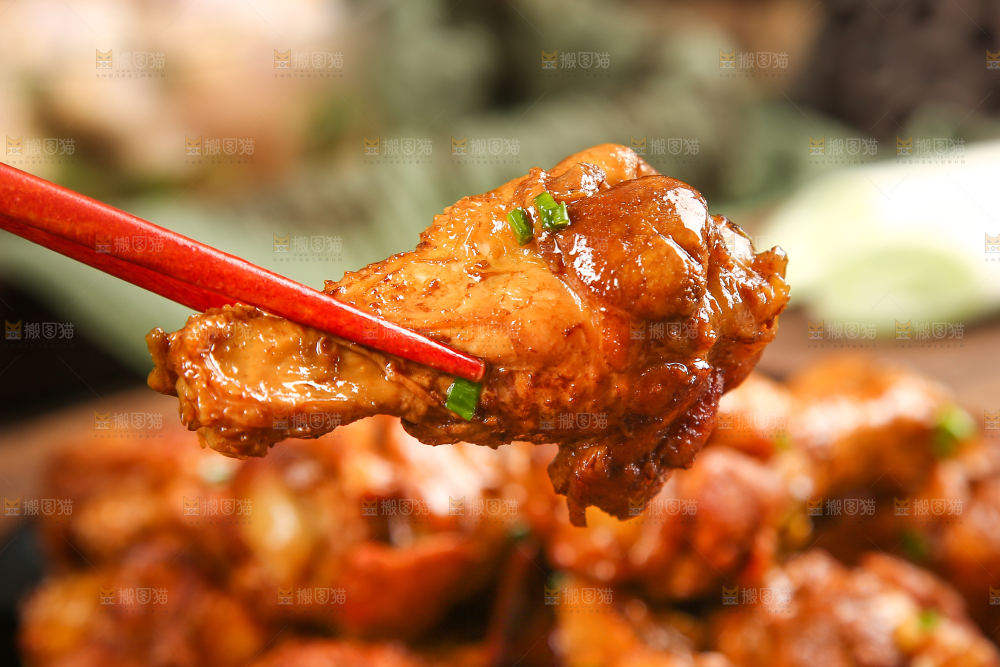 筷子上夹着小鸡腿