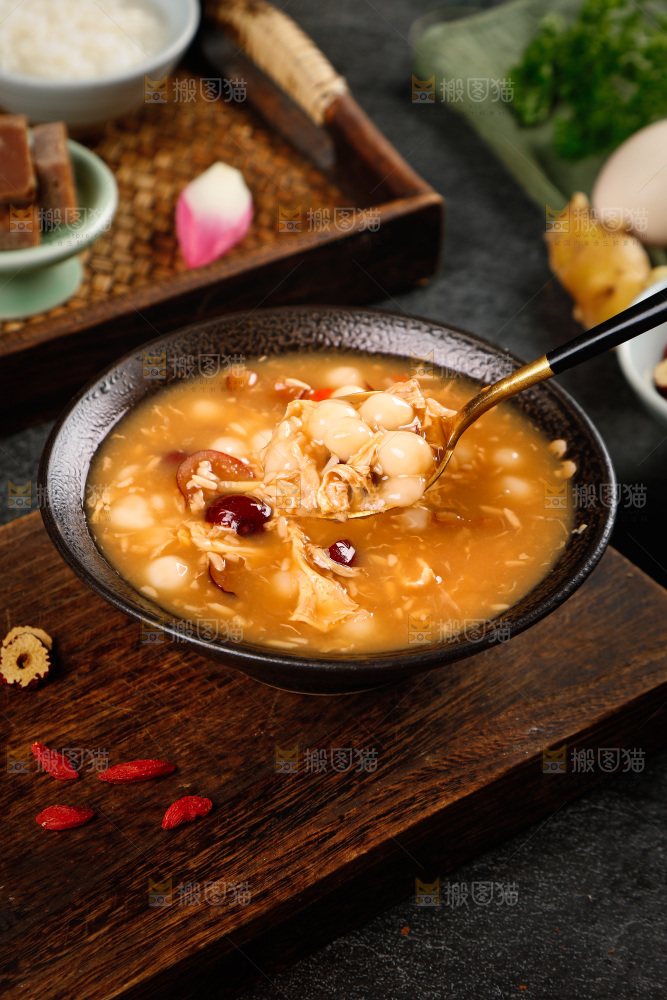 勺子上舀着红枣酒酿圆子