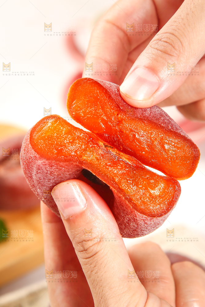 手里拿着柿饼