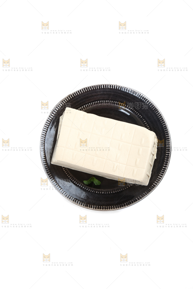 盘子里放着一块豆腐