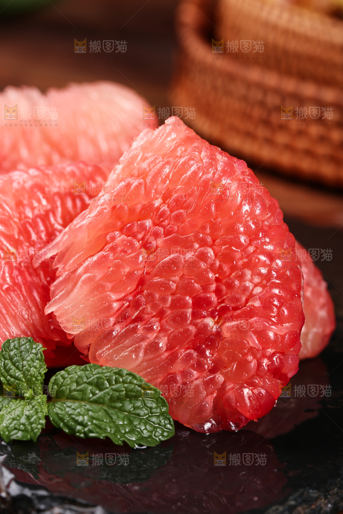 黑底上的福建红心蜜柚