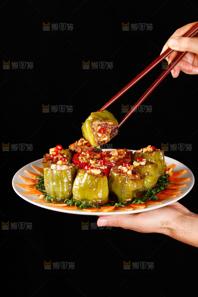 筷子上夹着青椒酿肉