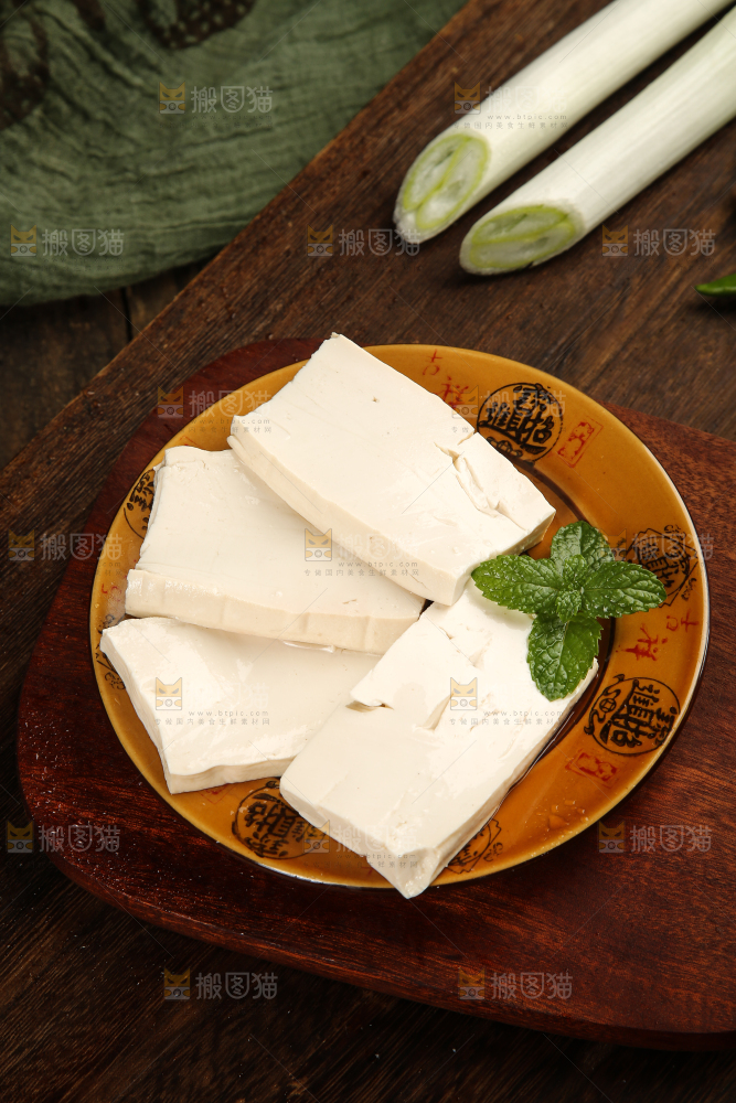 木板上放着一盘豆腐块