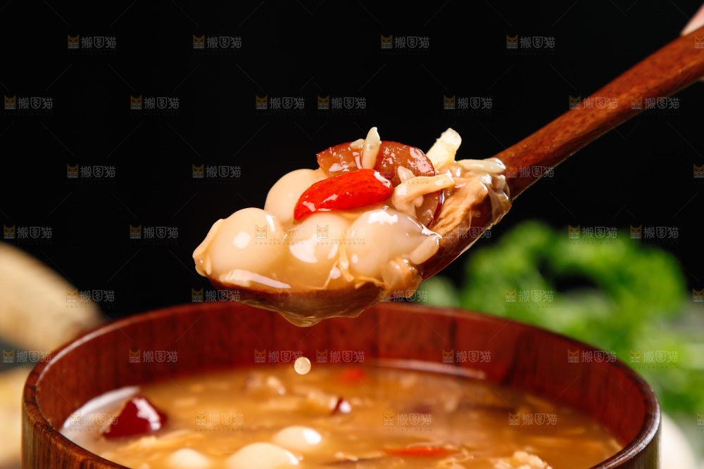 勺子上舀着红枣酒酿圆子