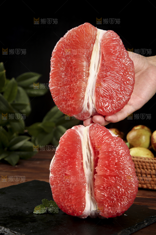 手里拿着红肉蜜柚