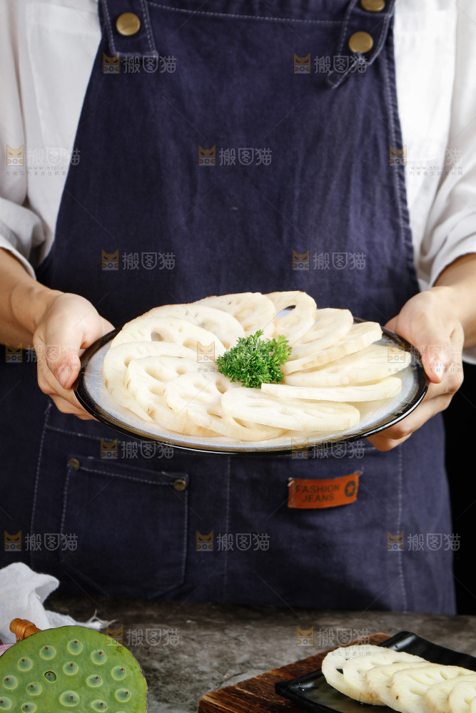 手里端着一盘洪湖莲藕