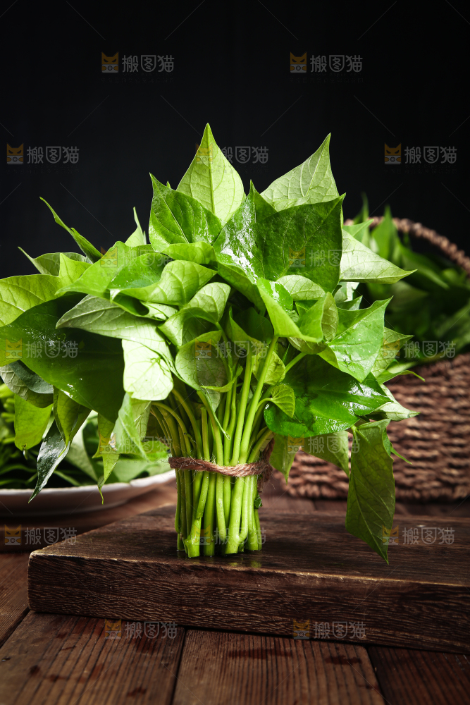 木板上放着一把新鲜苕尖