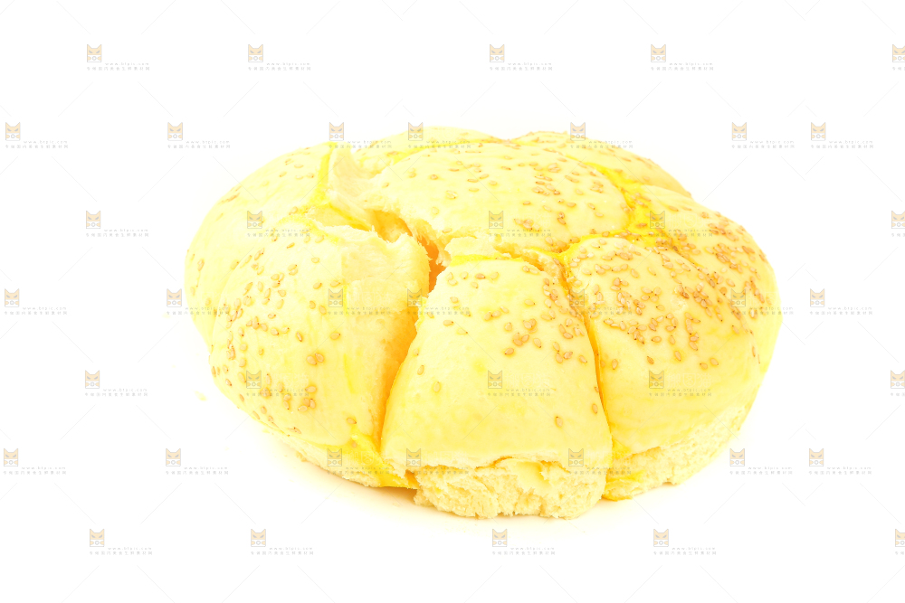 黄金芝麻面包摆放在白底上