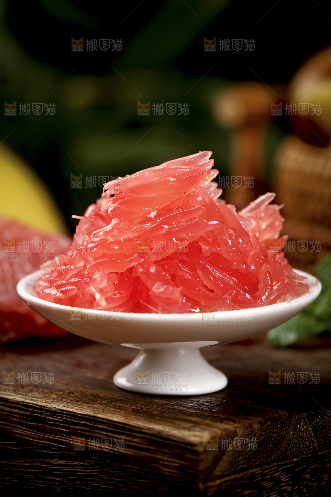木底上放着一碟红心柚果粒