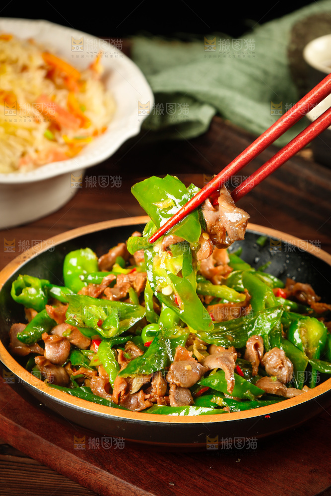 筷子上夹着青椒炒鸡胗