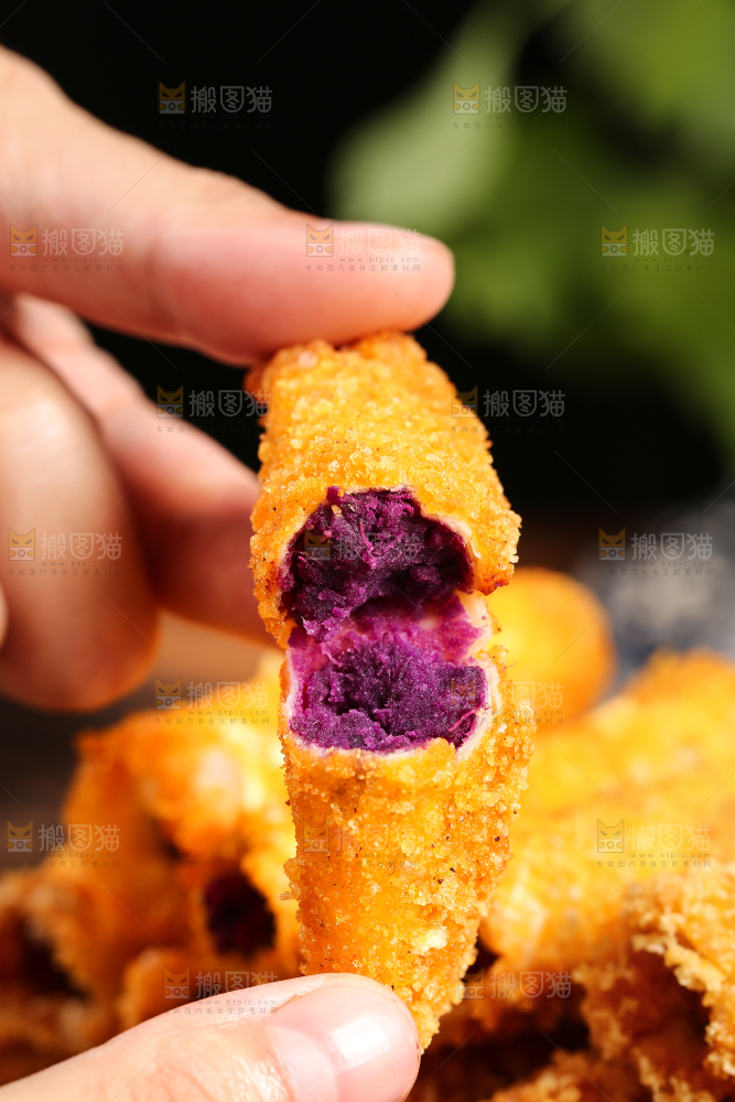 手里拿着酥脆紫薯卷