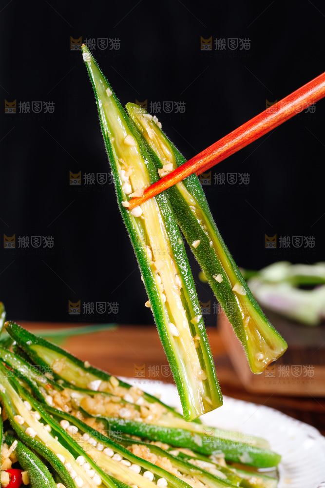 筷子上夹着蒜香秋葵