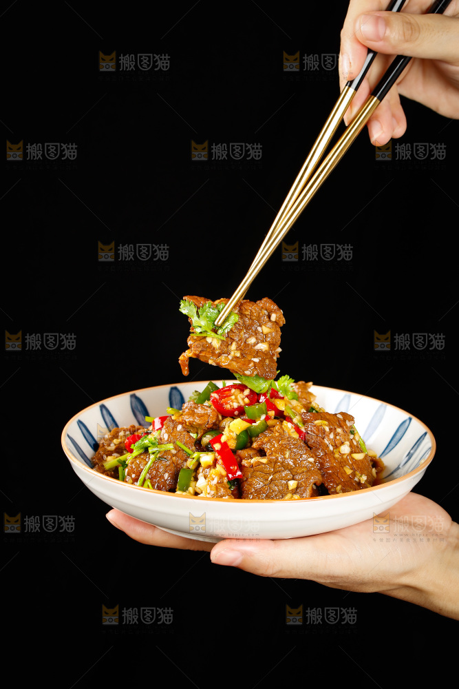 手里端着一盘凉拌牛肉