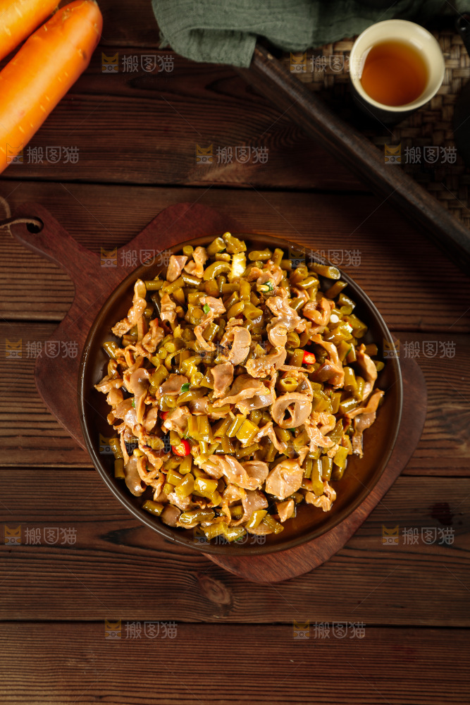 木底上放着一盘酸豆角炒鸡胗
