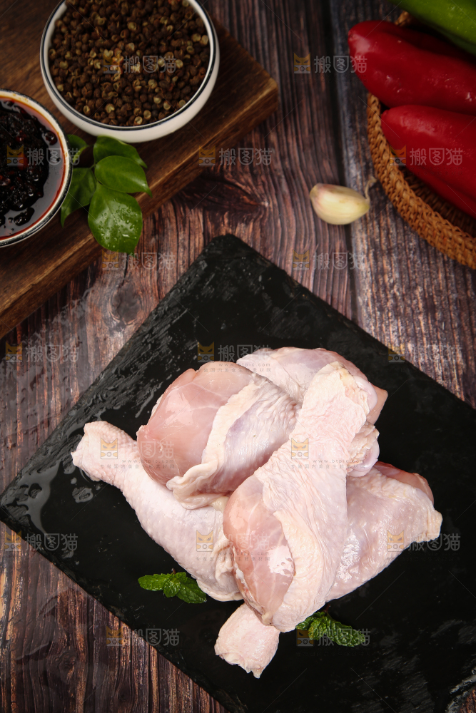 黑石板上一堆新鲜鸡腿