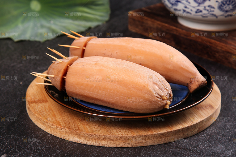 盘子里放着两节糯米藕