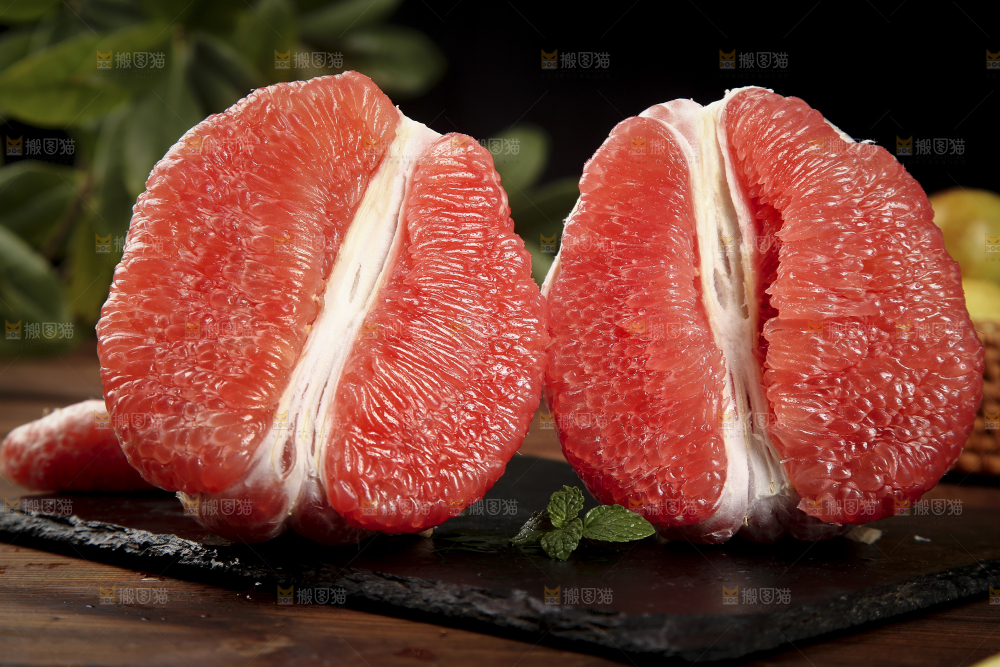 黑底上的红心蜜柚果肉
