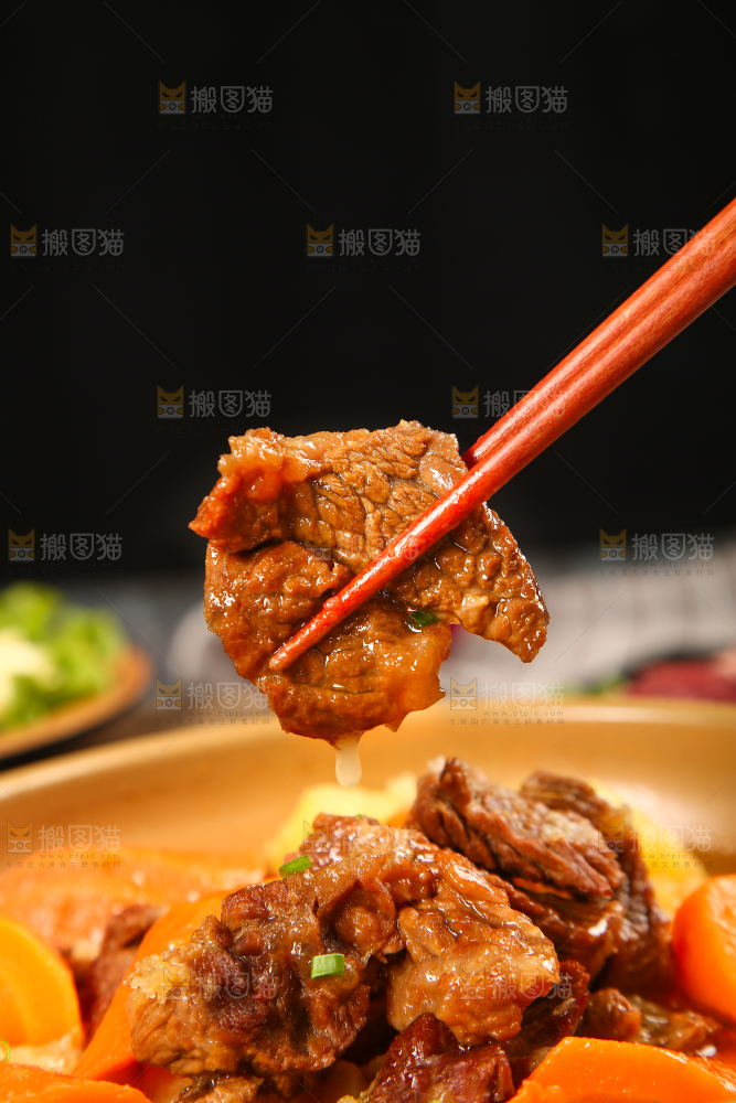 筷子上夹着牛肉