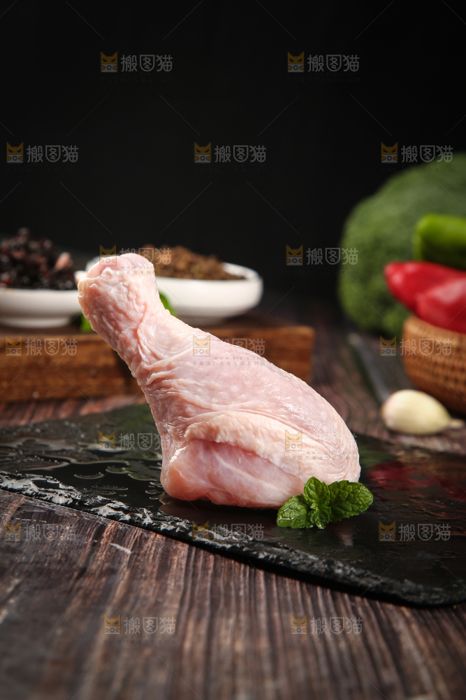 黑石板上放着生鸡腿