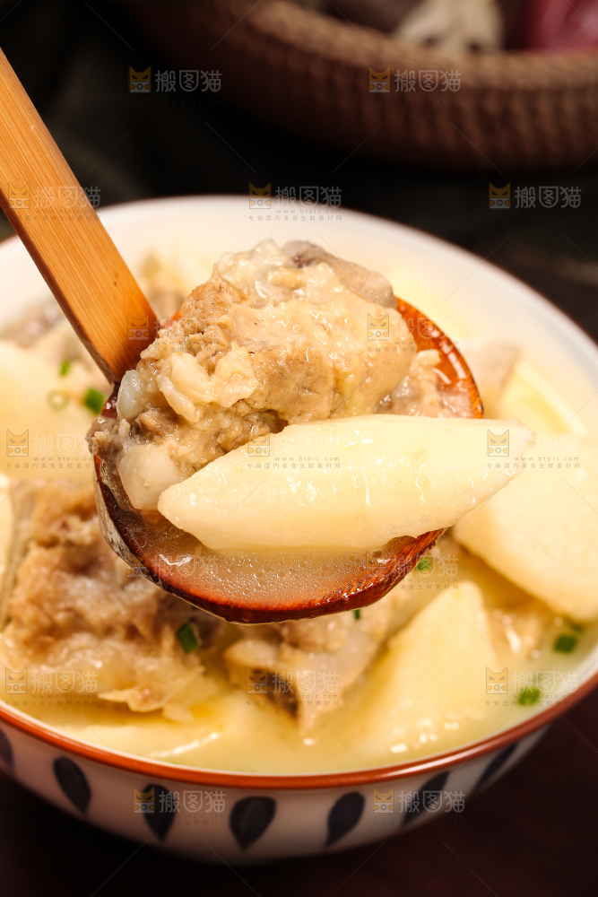 勺子上舀着排骨山药汤