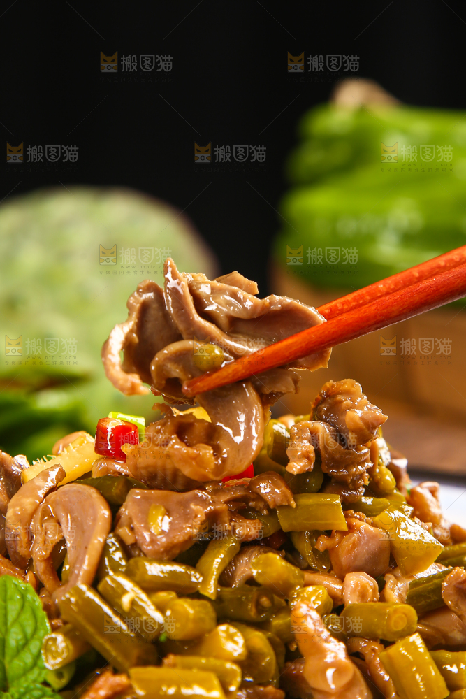 筷子上夹着鸡胗