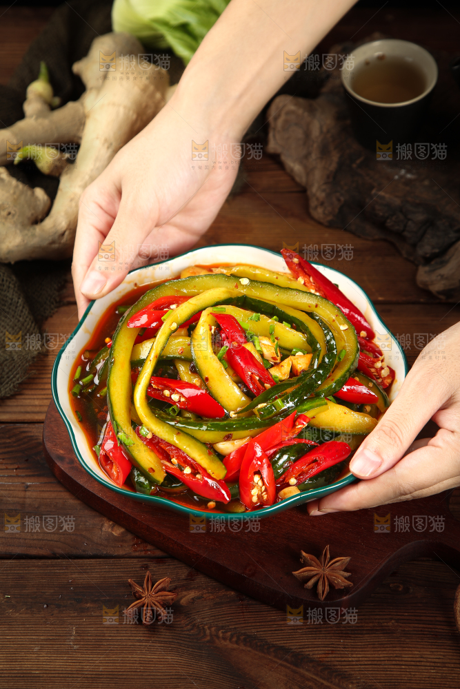 手里端着一盘香辣腌黄瓜