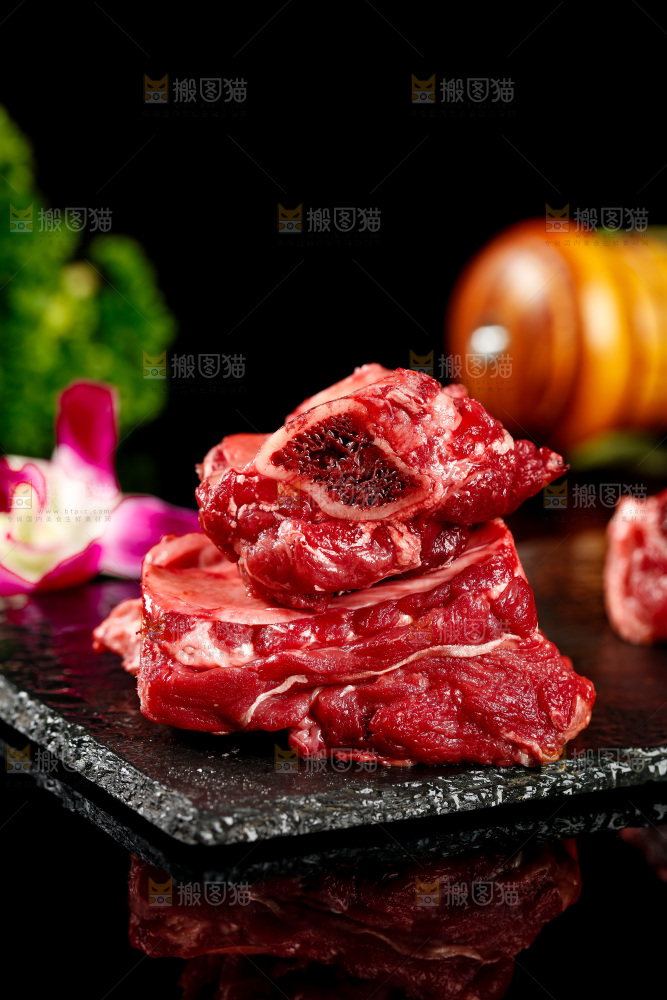 黑底上的黄牛牛排