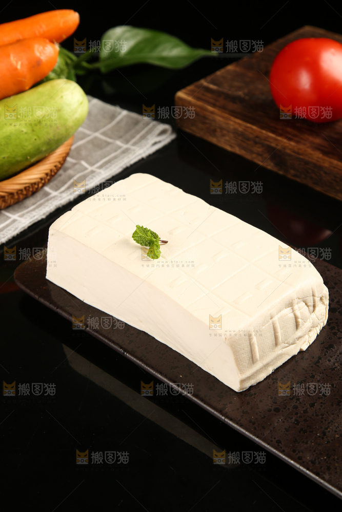 黑底上放着卤水豆腐