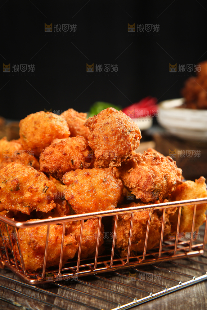 篮子里的炸豆腐丸子