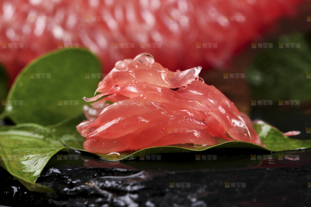 黑底上的红心蜜柚果粒