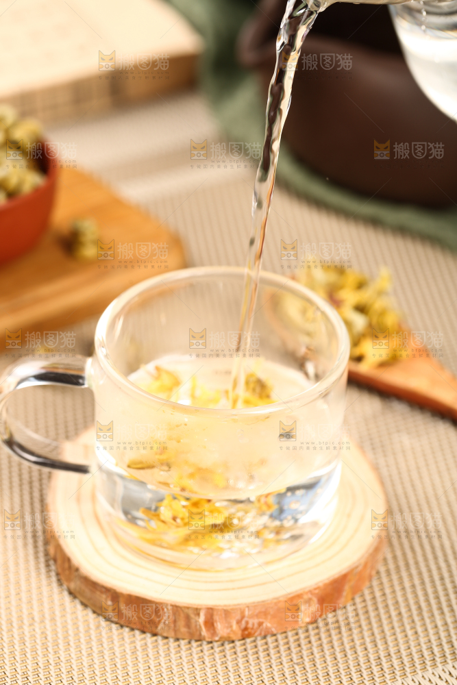 木底上泡着一杯石斛花茶