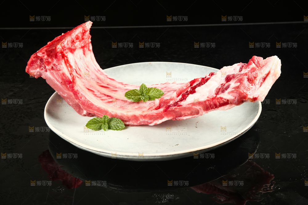 盘子里的黑猪排骨