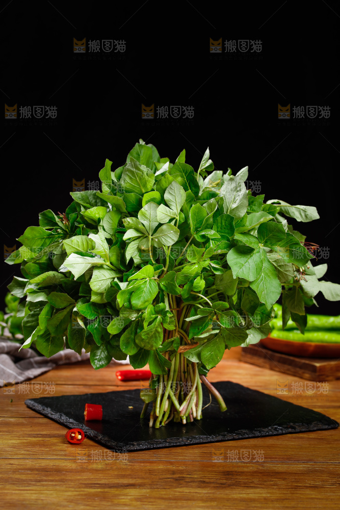 黑石板上放着湖北白花菜