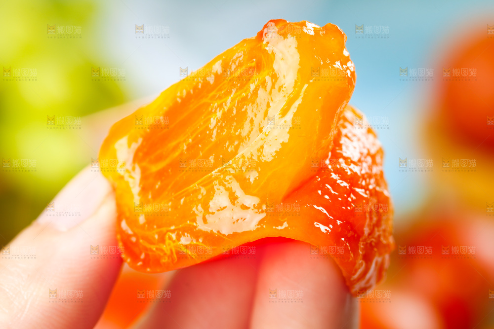 手里拿着软柿子