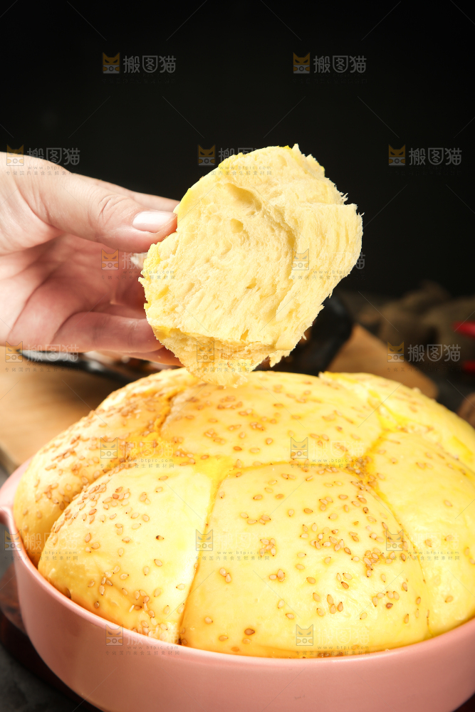 手里拿着面包