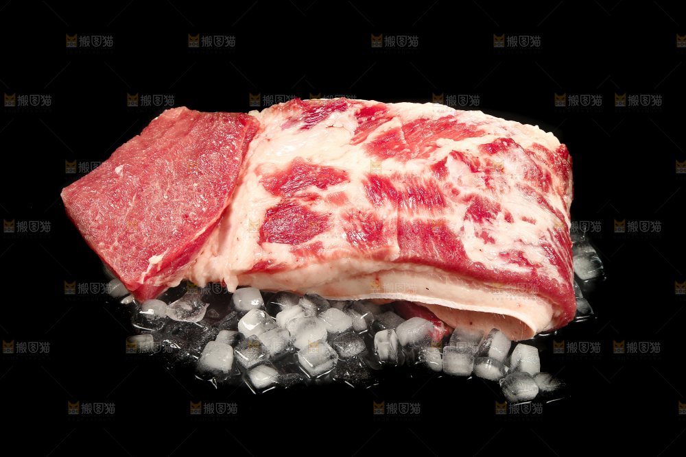 黑底上的冷冻猪肉