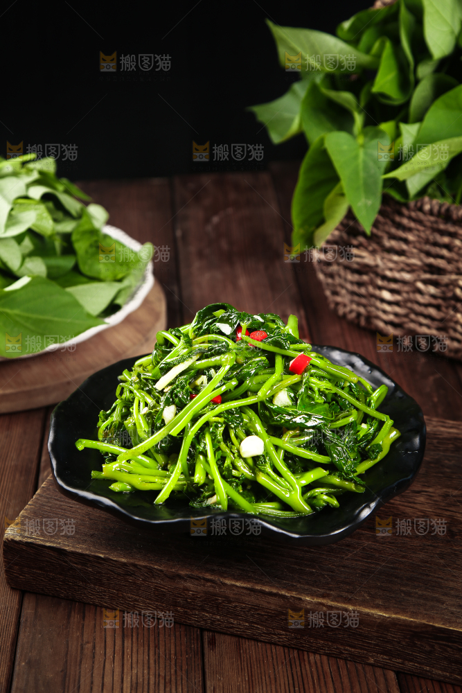 木底上摆放着一盘清炒红薯叶
