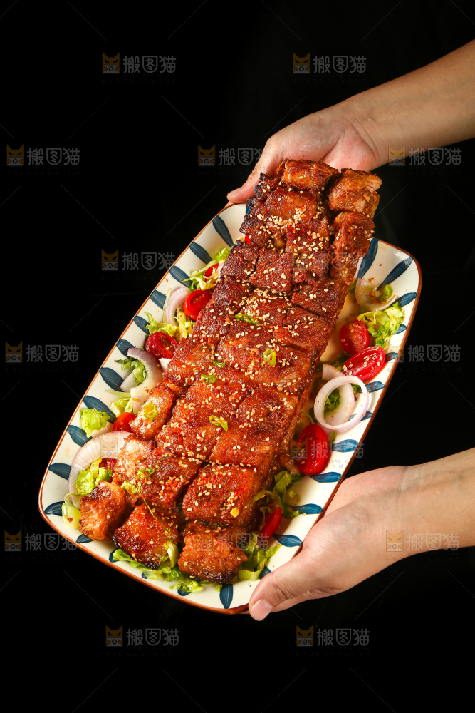手里端着一盘脆皮五花肉