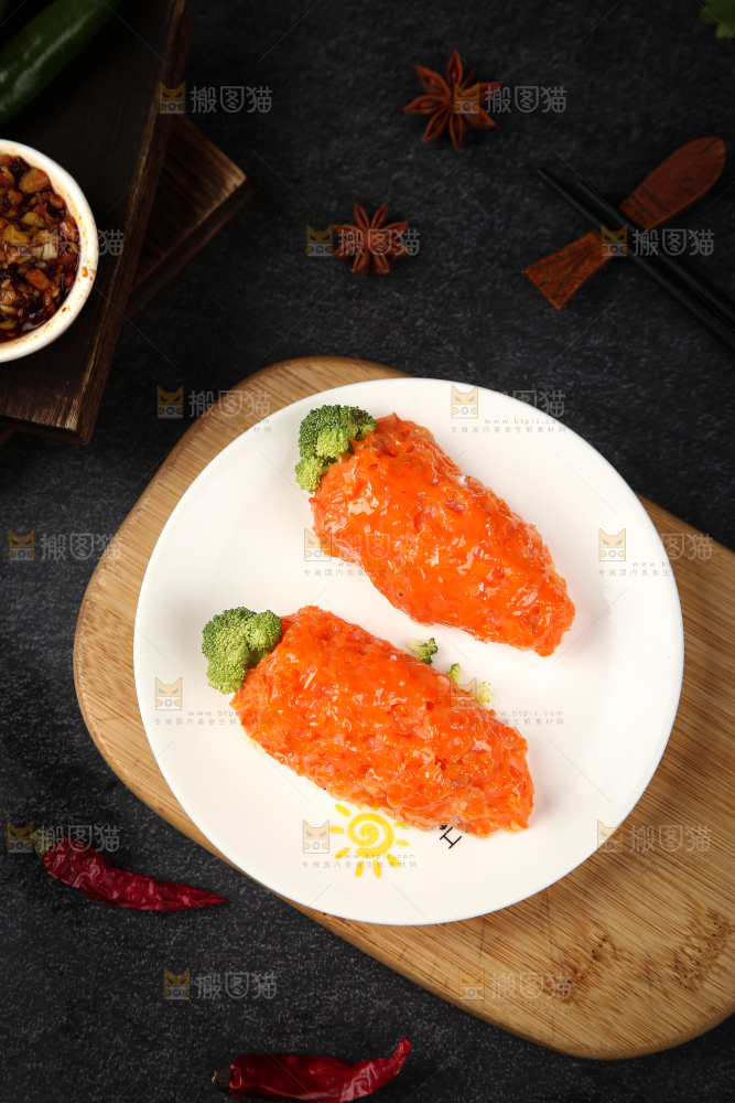 盘子里的胡萝卜水晶糕
