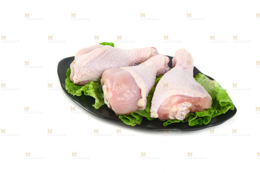 白底上摆放着一盘鸡腿