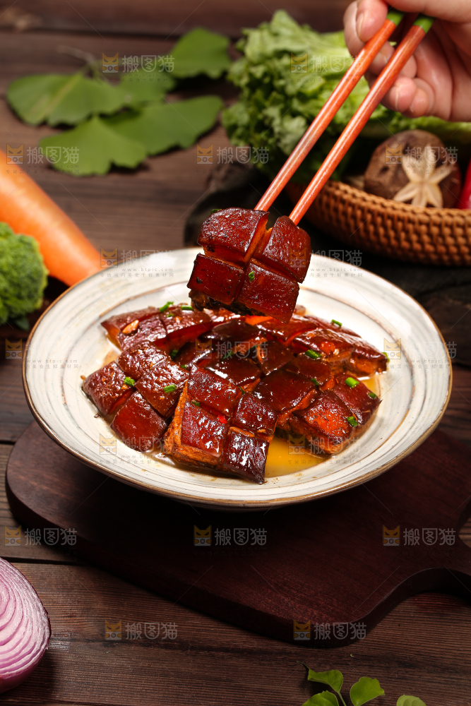 筷子上夹着红烧肉