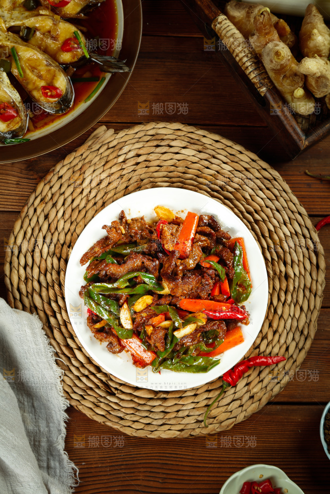 垫子上摆放着一盘青椒炒牛肉