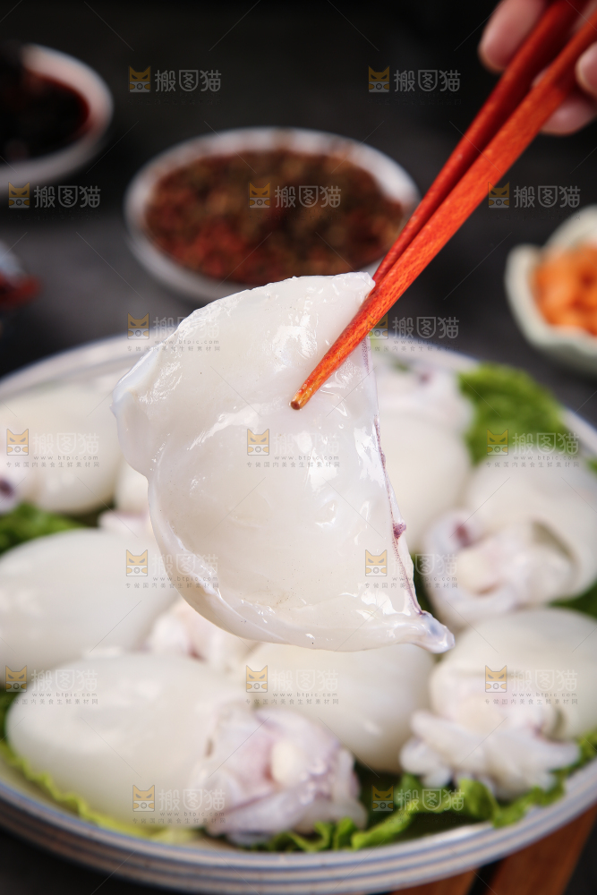 筷子上夹着墨鱼