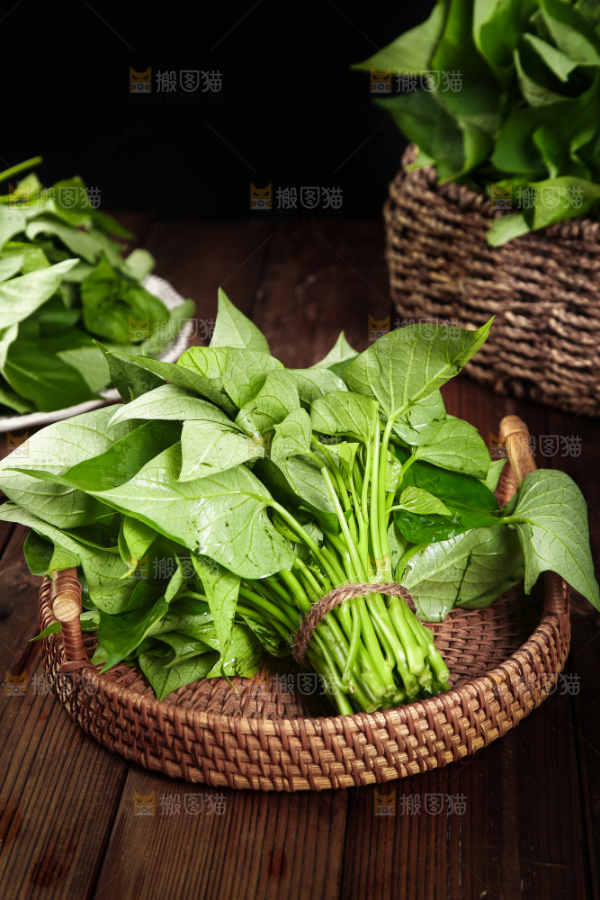 篮子里的新鲜红薯嫩尖