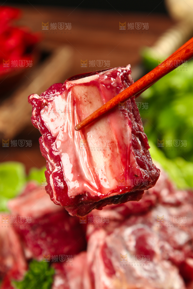 筷子上夹着牛肋排